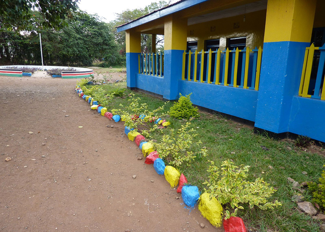 2010-11-18-therapiebezoek-en-naar-alice-achieng-thuis-64-jan-en-francis-hebben-de-stenen-voor-het-schooltje-geschilderd