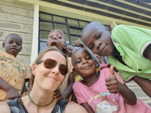Nynke met kinderen van het St. Clare kinderhuis